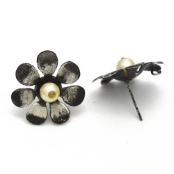 Brass Oxidized Pearl Gemstone Flower Earrings- CDE-4005