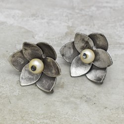Brass Oxidized Pearl Gemstone Stud Earrings- CDE-4008